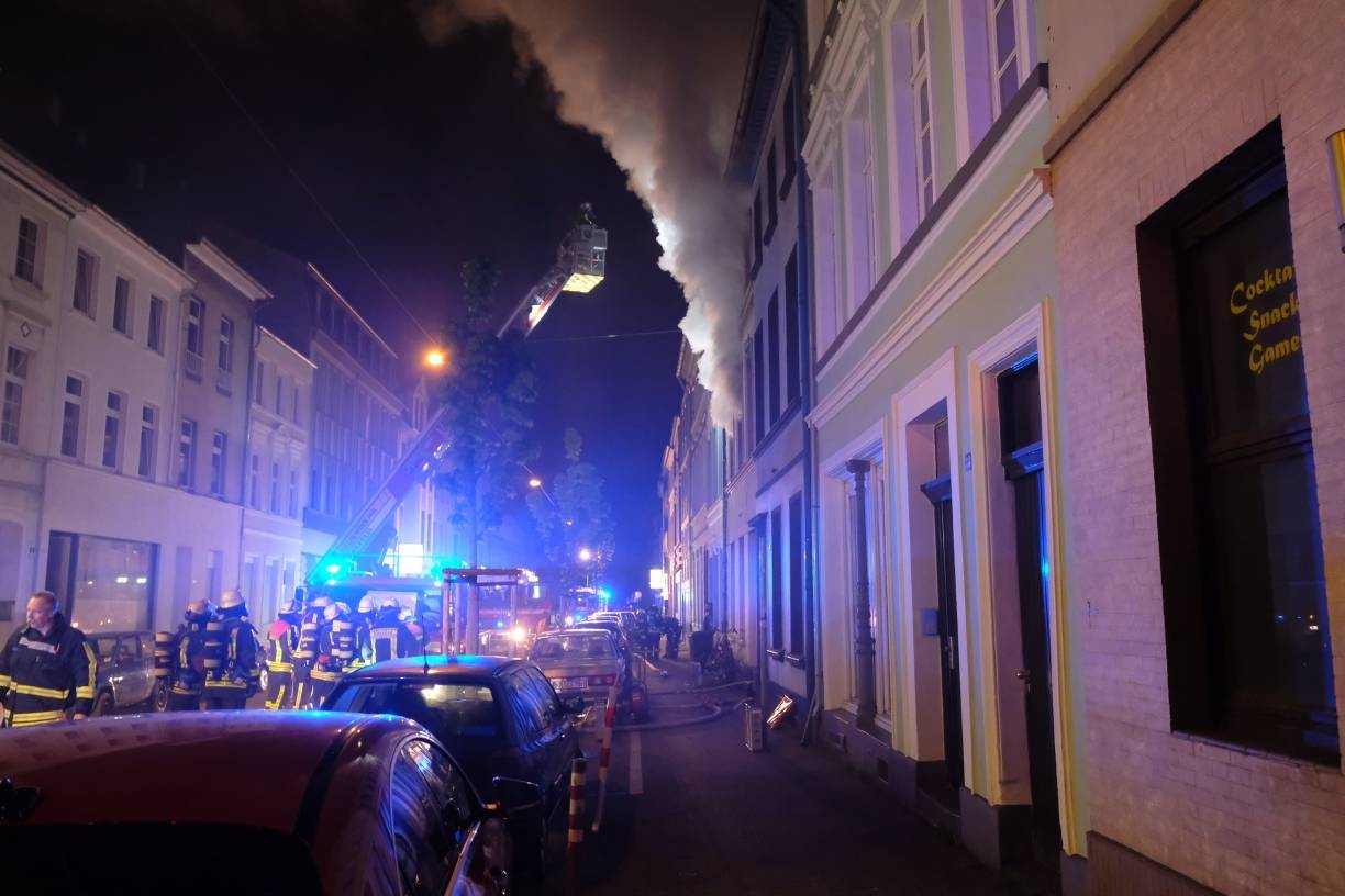 Zwei Brandstiftungen in Mehrfamilienhäusern