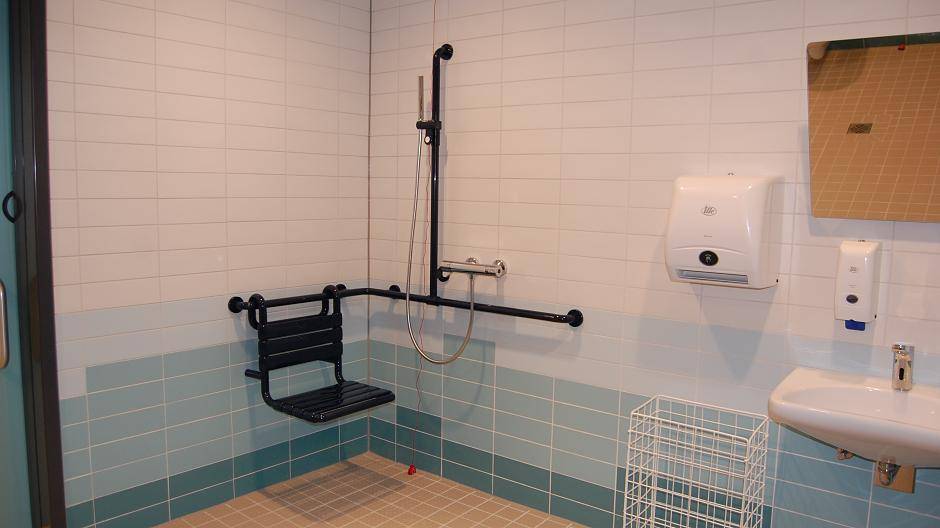 Das Aktivbad Solimare verfügt auch über moderne behindertengerechte Duschen und...