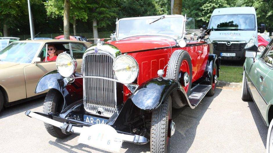 Automobile Schätze auf der Rennbahn