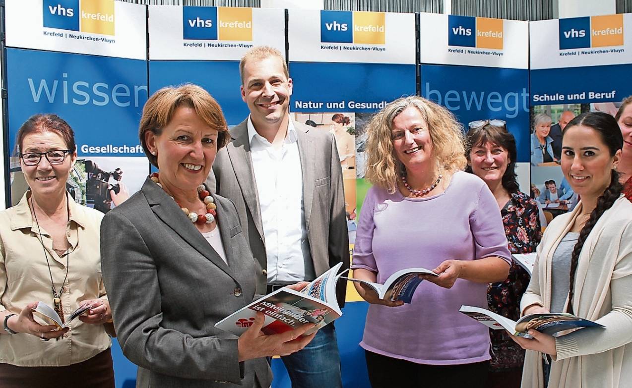  Erwartungsvolle Gesichter: VHS-Direktorin Dr. Inge Röhnelt (2.v.l.) präsentiert das druckfrische Programm für das kommende Herbstsemester. Ein dicker Band, prall gefüllt mit Veranstaltungen. Man kann die Seiten auch auf der Homepage der Volkshochschule per Mausklick durchblättern. 