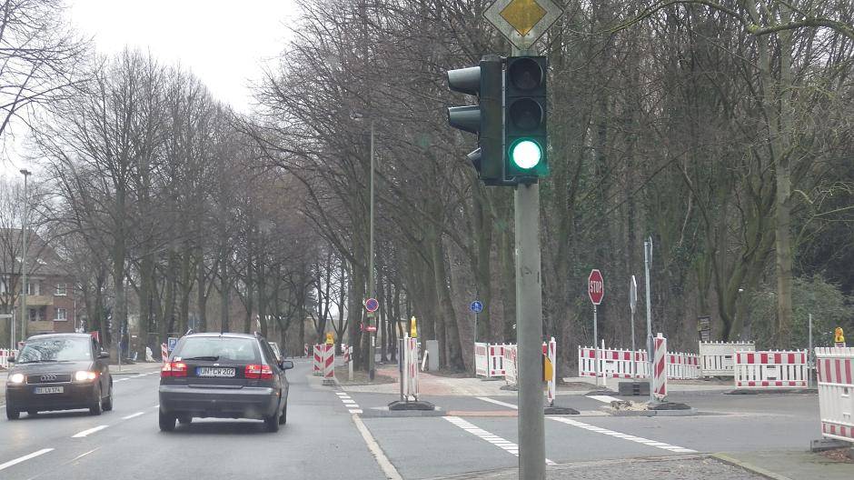  Im Baustellenbereich, Am Kreuzacker, in Rheinhausen wurde kürzlich geblitzt. Ein mobiles Verkehrsschild, was die übliche Höchstgeschwindigkeitsbeschränkung von 50 auf 30 km/h anzeigt, ist allerdings durch einen Baum verdeckt und erst im letzten Augenblick zu erkennen. Zu spät, denn da wurde schon geblitzt. 