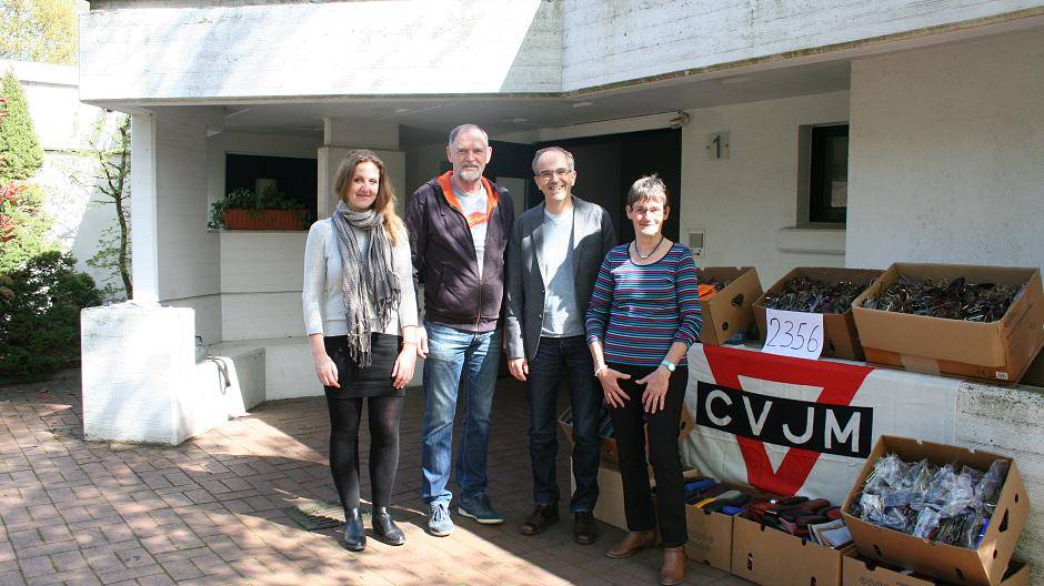 Vl: Simone Henzler, Projektleitung beim Deutschen Blindenhilfswerk e.V., Wolfgangn Steinhardt vom CVJM Moers-Hochstraß, Pfarrer Tobias von Boehn und Gisela Bachmann, Vorsitzende beim CVJM Moers-Hochstraß bei der Übergabe der Brillen am Ev. Gemeindezentrum auf der Jüchenstraße.