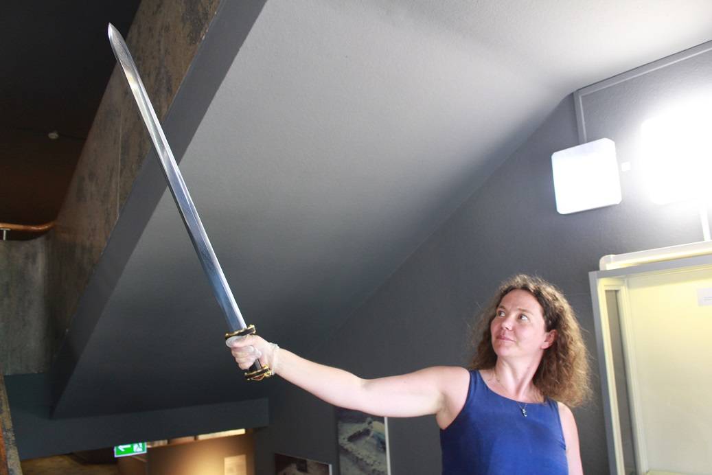 Museum Burg Linn: Leuchtende Augen vor blitzendem Schwert