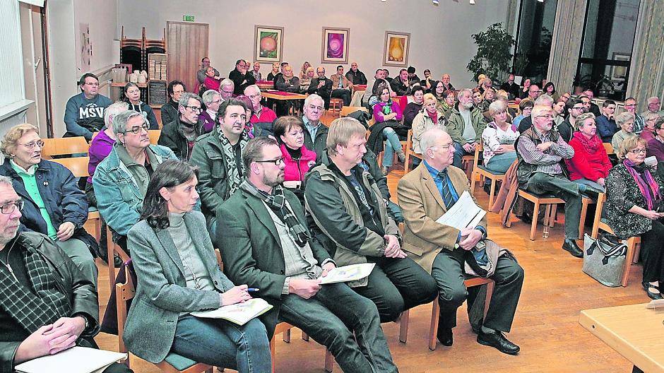  Großes Interesse bei der Bürgeranhörung im Gemeindehaus „Auf dem Wege“ zum Thema: Neunutzung des Geländes der ehemaligen Alfred-Hitz-Schule. Fast alle begrüßten die Ansiedlung eines Lebensmittelmarktes. 