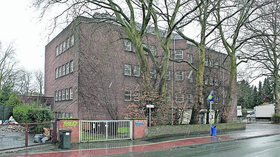  Die ehemalige Alfred-Hitz-Schule in Rheinhausen-Bergheim wird voraussichtlich noch dieses Jahr abgerissen. Das Gelände wird neu überbaut - mit Lebensmittelmarkt, Sparkasse, Bäcker und Wohngebäude. 