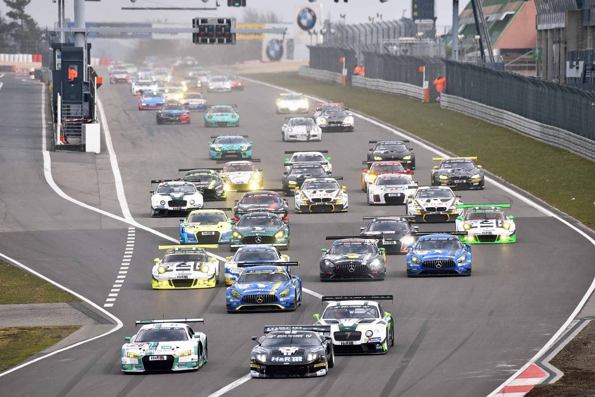  Der Start zum ersten Lauf der VLN-Langstreckenmeisterschaft am Nürburgring 2016. 