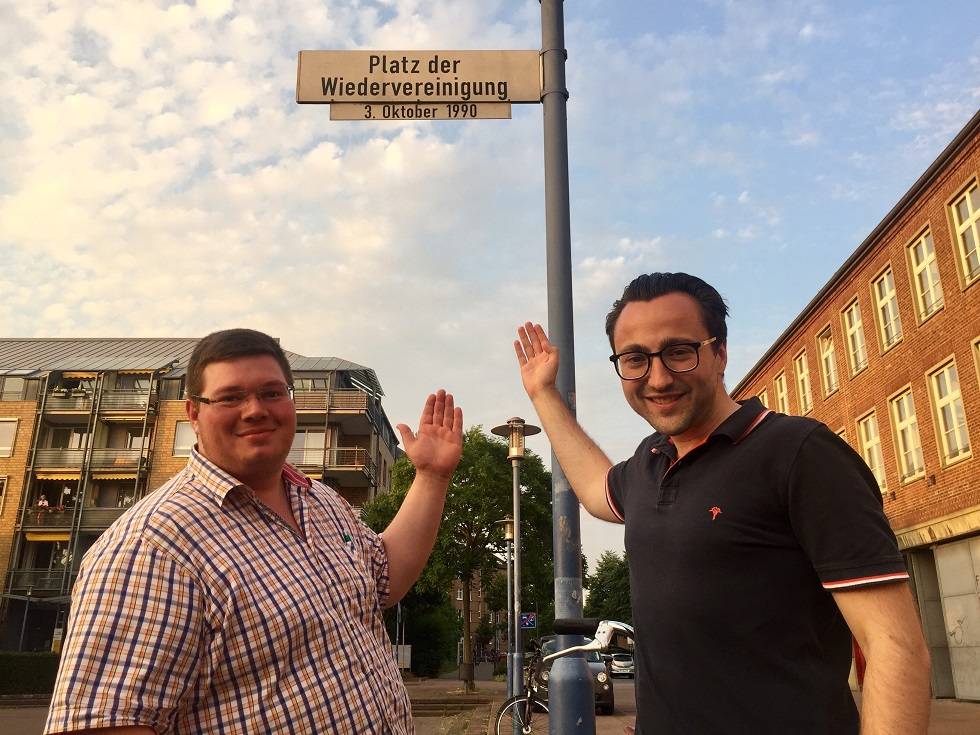 Christopher Schiffer und Tobias Stümges von der Jungen Union wünschen sich eine Umbenennung des "Platzes der Wiedervereinigung" in "Dr.-Helmut-Kohl-Platz".