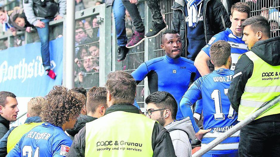 Frust pur: So wie hier nach dem Pauli-Spiel gingen die MSV-Profis auch nach dem 0:2 auf ihre Fans zu.