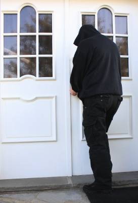 Einbrecher sind auch im Sommer aktiv