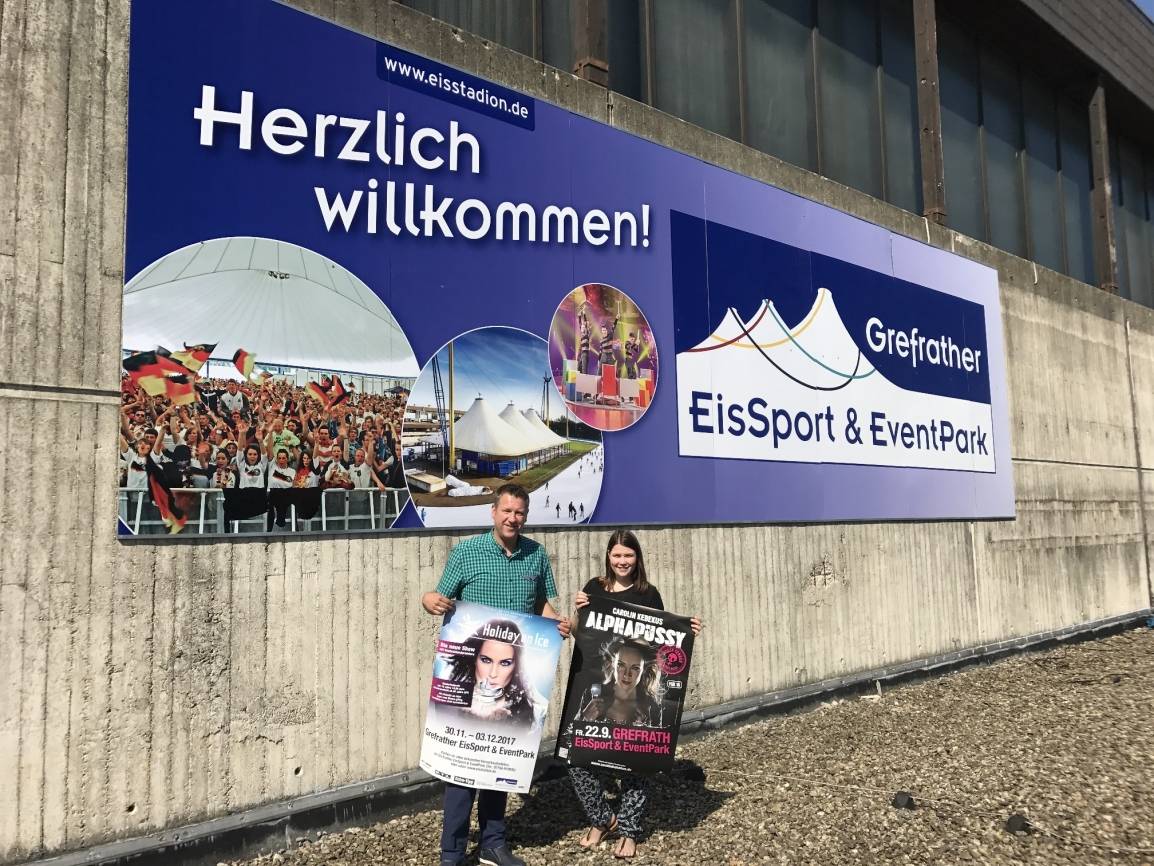 Geschäftsführer Bernd Schoenmackers und Veranstaltungskauffrau Nina Gensch präsentieren das neue Willkommensschild.