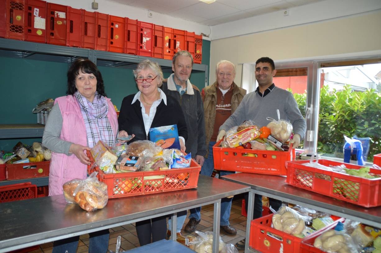 Marie-Therese Csendes, Dagmar Freisem, Peter Schmidt (2. Vorsitzender), Helmut Stoffels (1. Vorsitzender) und Kausha Iranpour Tari (v.l.) bei der Ausgabe der Lebensmittelpakete.