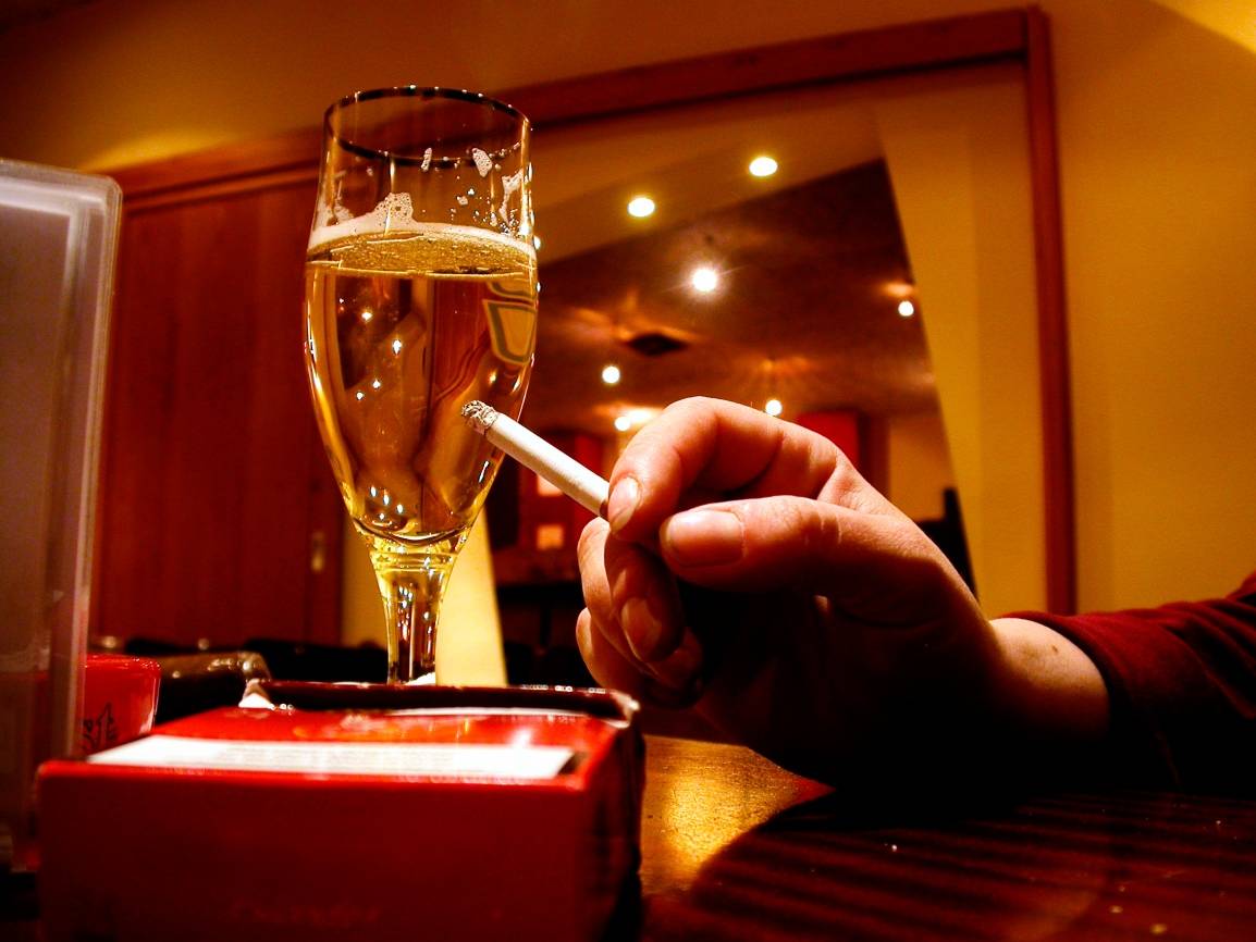  Vom regelmäßigen Bierkonsum zu härteren Getränken ist es nur ein kleiner Schritt. 