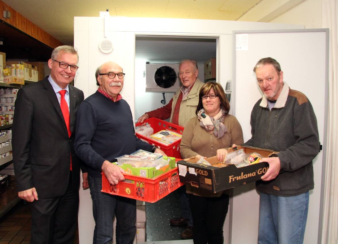  Bernd Zibell (v.l.n.r.) und Günter Zeller ließen sich von Helmut Stoffels, Djulietta Temirkanova und Peter Schmidt das neue Tiefkühlhaus der Neukirchen-Vluyner Tafel zeigen. Die Sparkassen-Sozialstiftung gab 5.000 Euro für das besondere Lagerhaus, das die alten Stromfresser ersetzt. 