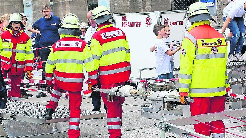 Der Trageparcours mit der A-Mannschaft der Lanker Johanniter zwischen Gitternetz und Wippe.