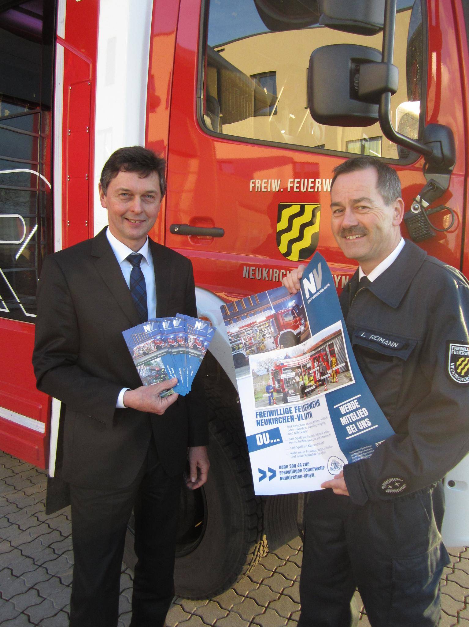  Bürgermeister Harald Lenßen und der Leiter der Feuerwehr Lutz Reimann präsentieren das neue Infomaterial. 