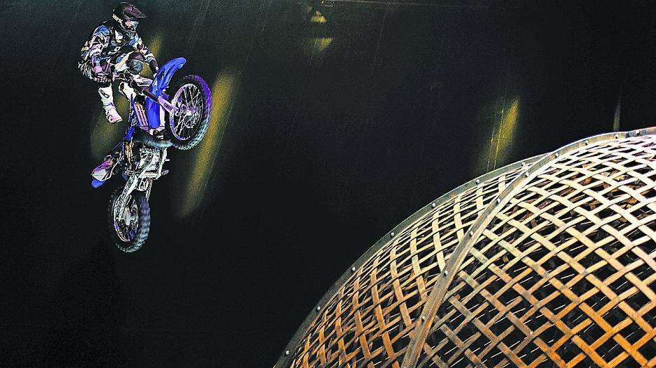  Einer der Höhepunkte der Show: Die Helldriver im eisernen „Globe of Speed“. Fotos (2): Flic Flac 