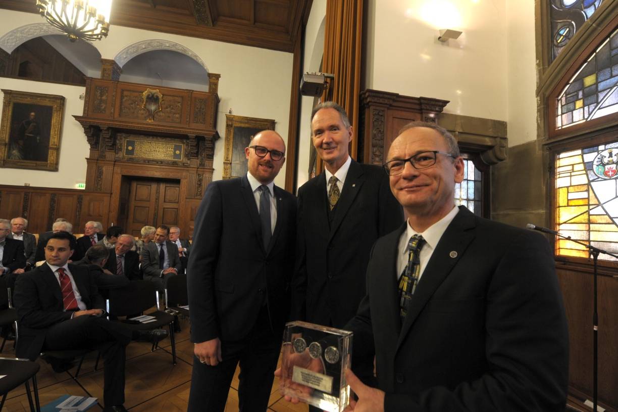 Oberbürgermeister Sören Link, UDE-Rektor Ulrich Radtke und der proDuisburg-Vorsitzende Hermann Kewitz (v.l.) vor der Verleihung des Kaisermünzenpreises im Duisburger Rathaus.