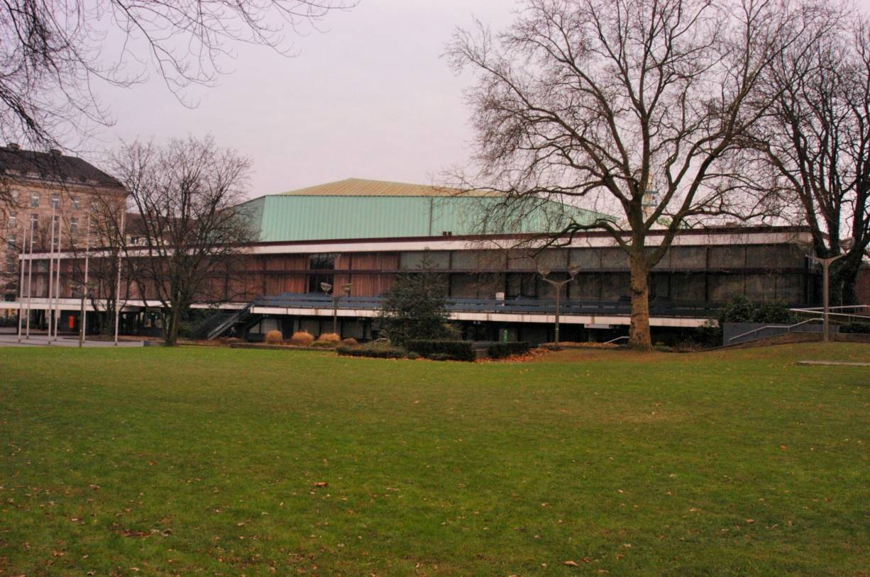  Die alte Mercatorhalle aus dem Jahr 1962 hatten viele Duisburger lieb gewonnen. Der damalige Abbruch im Jahr 2005 war in der Duisburger Bevölkerung heftig umstritten und lange Zeit ein Streitthema. 
