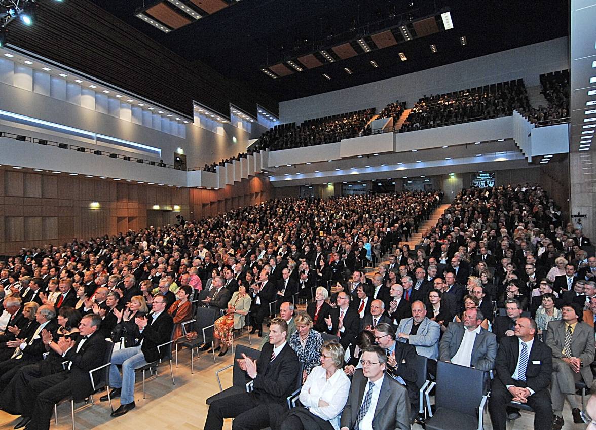  Der große Saal bei der feierlichen Eröffnung im Jahr 2007. Das City Palais selbst war schon vorher in Betrieb gegangen. Seit August 2012 passiert hier jedoch nichts mehr, denn beim Brandschutz war „geschlampt“ worden. Im September 2016 soll auch der große Saal wieder nutzbar sein. 