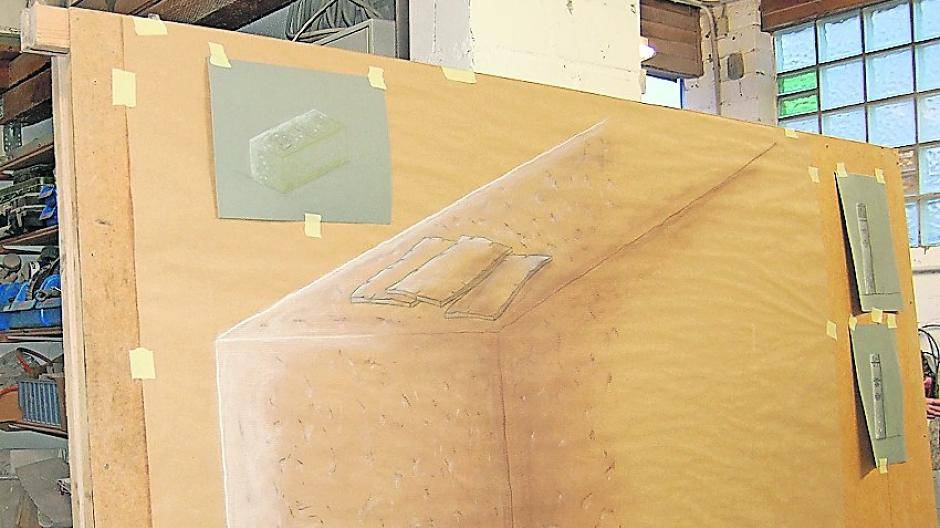  Eine erste Arbeitsskizze verdeutlicht, dass die liegende Gedenksituation nicht in Konkurrenz, sondern in Ergänzung zum Gedenktafel-Monument wirken soll. Aus einem liegenden, gefallenen Stein wachsen ein Stapel Flugblätter heraus, auf denen „Wehrt Euch!“ geschrieben steht — das Todesurteil für Alfred Hitz. 