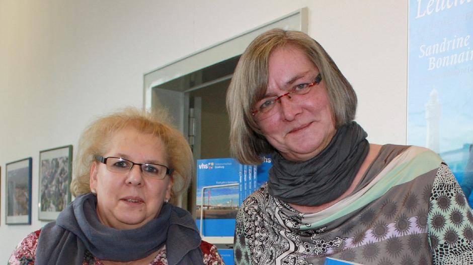 Vorstellung des neuen VHS-Frühjahrssemester-Programms für den Duisburger Westen (vl): Eva-Maria Zeus und Gabriele Petrick von der VHS-Geschäftsstelle Duisburg-West.