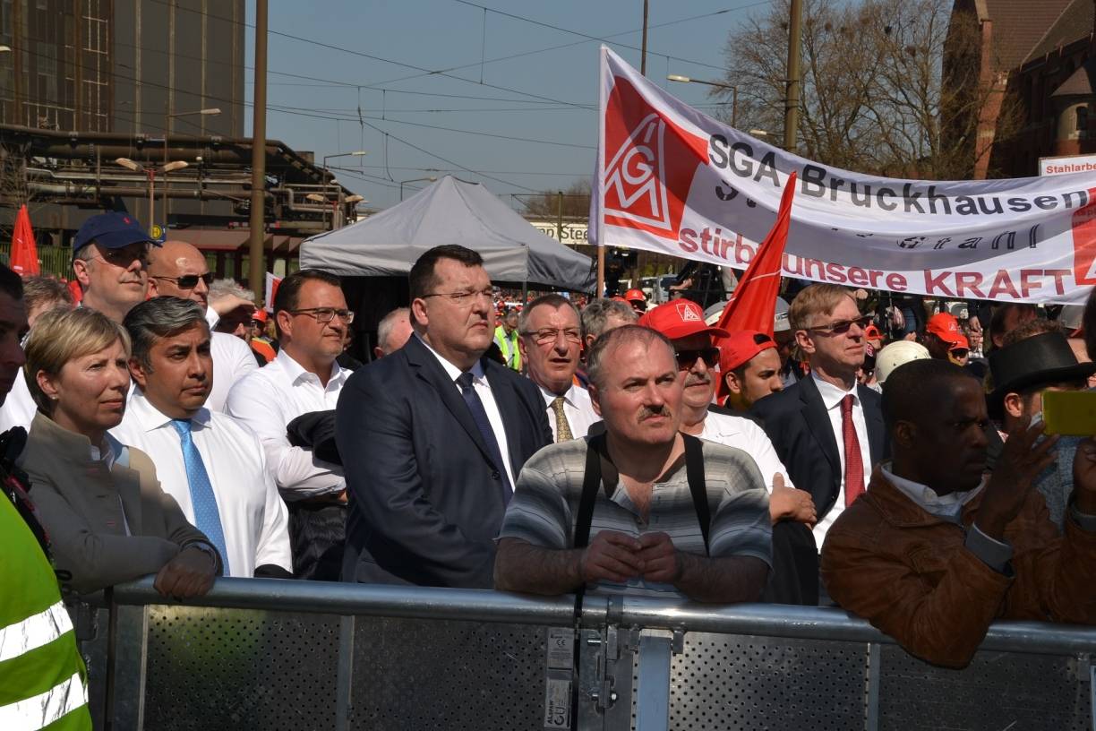  Auch die Vorstände stellten sich (diesmal) an die Seite der Beschäftigten, wie hier im Bild Thyssen-Krupp-Steel-Vorstandsmitglied Premal A. Desai, Thyssen-Krupp-Vorstandsmitglied und Arbeitsdirektor Oliver Burkhard und die TKS-Vorstandsmitglieder Andreas J. Goss, Thomas Schlenz und Heribert R. Fischer. 