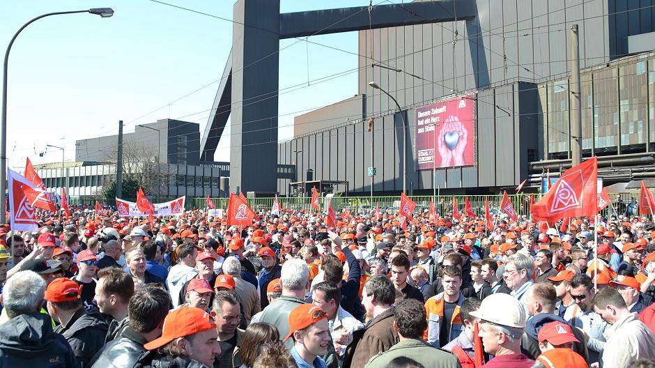  So viele waren seit Rheinhausen nicht mehr auf der Straße: 16.000 Stahlarbeiter kamen zur Großkundgebung bei Thyssen-Krupp Steel in Bruckhausen. 