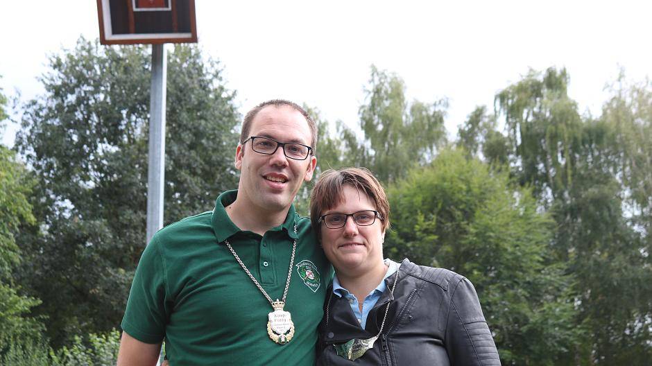 Willi Lankes mit seiner Ehefrau Marlene wird die Scheibenschützen im kommenden Jahr beim Schützenfest als König anführen. 