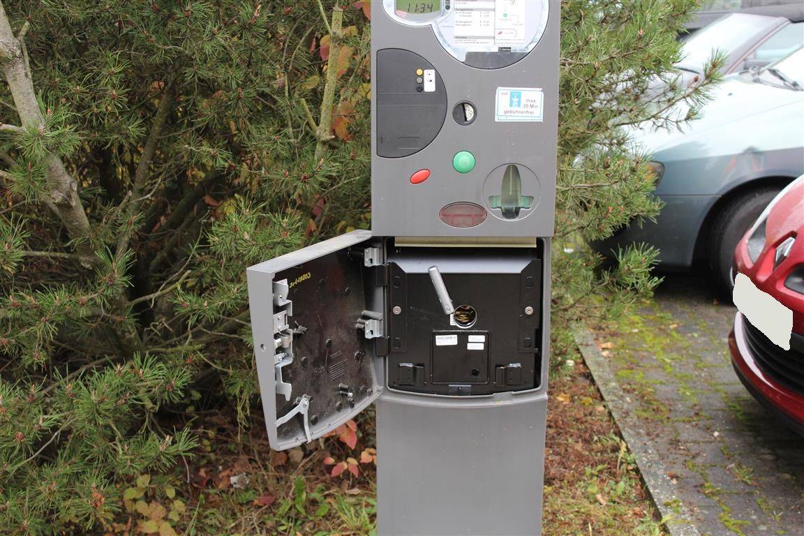 Männer brechen Parkautomaten auf und flüchten vor der Polizei