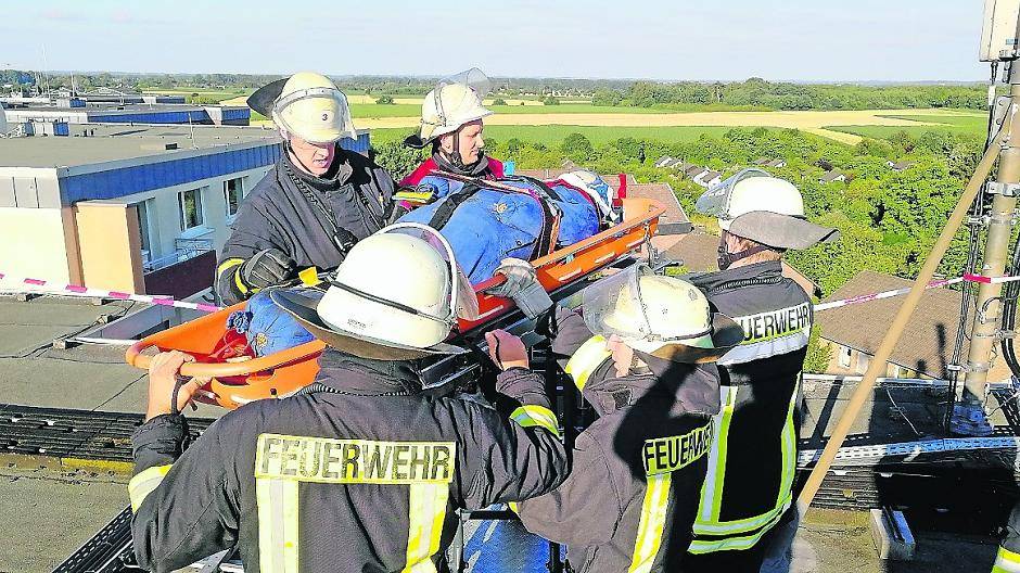  Der Lanker Löschzug organisierte nun eine Übung „Rettung von einem Hausdach“. 