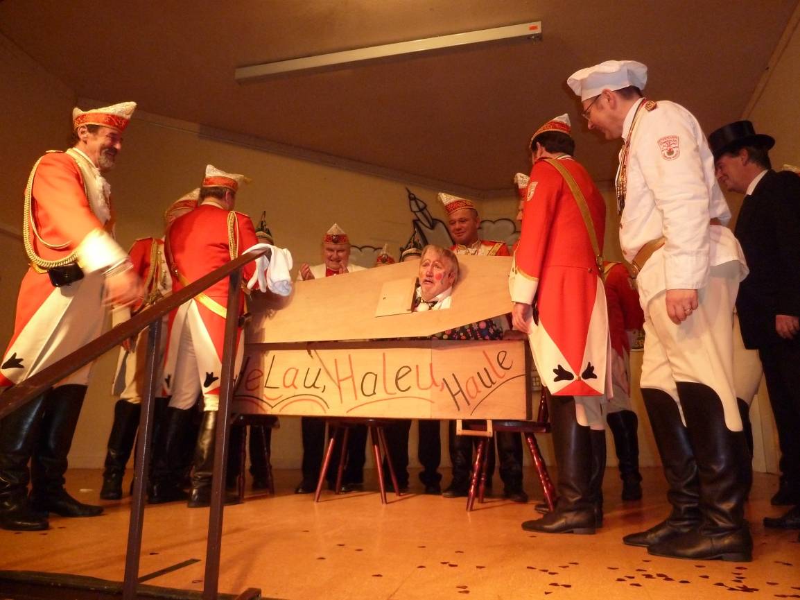 Am Aschermittwoch ist alles vorbei und so wurde auch dieses Jahr der Hoppeditz wieder eingefangen und im Sarg beerdigt.