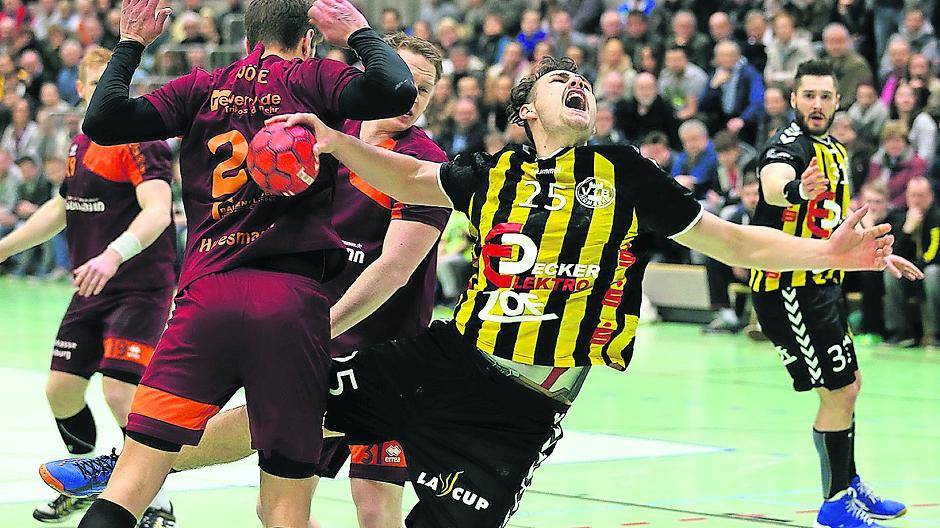  So ein Duisburger Handballderby, das tut weh: Das musste hier VfB-Kreisläufer Marius Brunotte im Duell mit Joel Huesmann beim vergangenen Derby im März feststellen. 