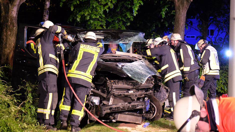 Der Kleinbus war völlig deformiert