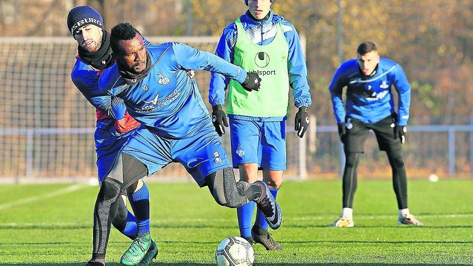  Ilia Gruev adelt Dustin Bomheuer als „besten Innenverteidiger der 3. Liga“. „Bomi“, hier im Duell mit dem „King“, wird es nach der schwierigen Vorsaison freuen. 