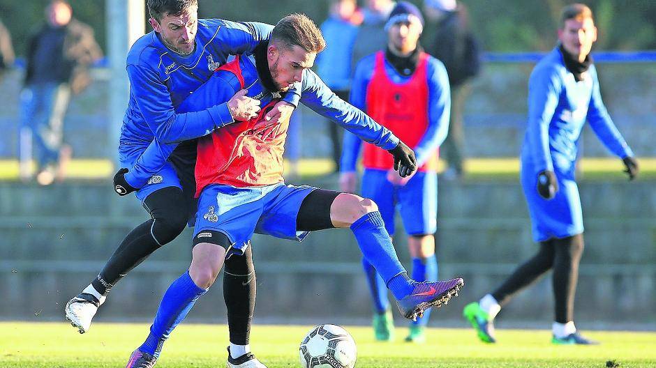  Ein „Oldie“ und ein Youngster, die im Fokus stehen: Mr. Zuverlässig Branimir Bajic gegen Ahmed Engin, der sich zuletzt immer weiter in die Mannschaft gespielt hat. Fotos (2): Nagraszus  