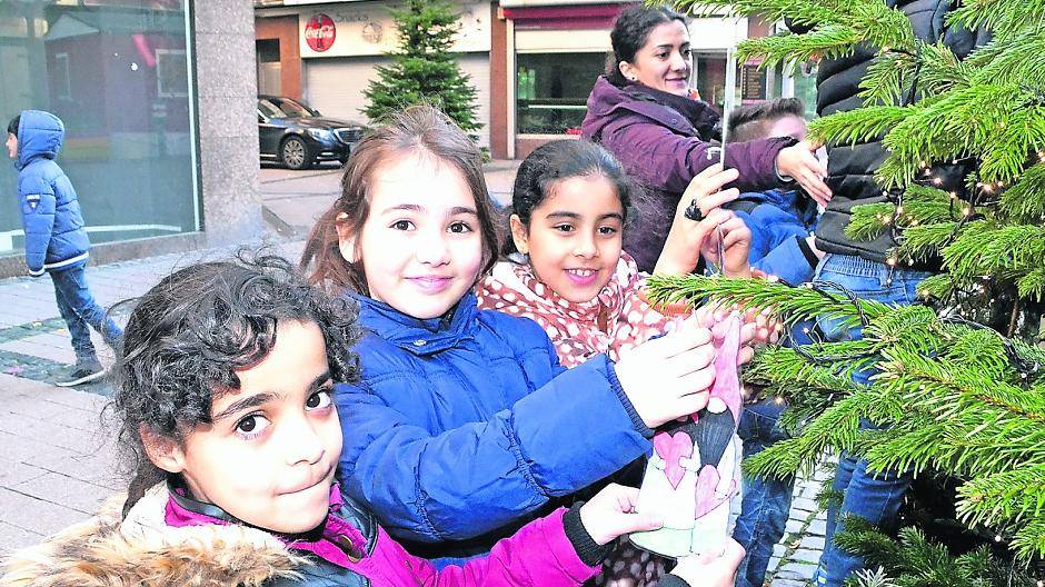  Mit großer Begeisterung schmückten die Kinder die aufgestellten Bäume. 