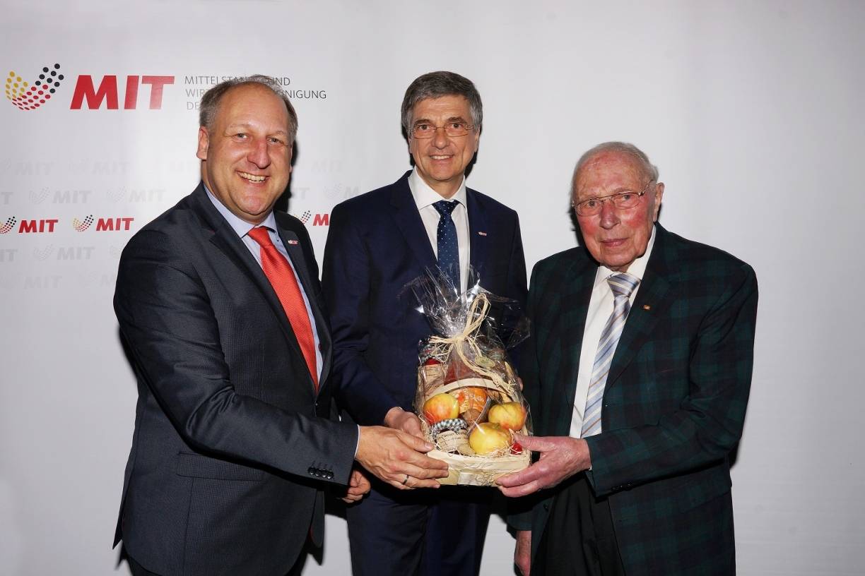  Maik Giesen MIT- Bezirksvorsitzender Niederrhein und der Krefelder MIT-Kreisvorsitzender Peter Vermeulen gratulieren Hansheinz Hauser zum 95.Lebensjahr. 