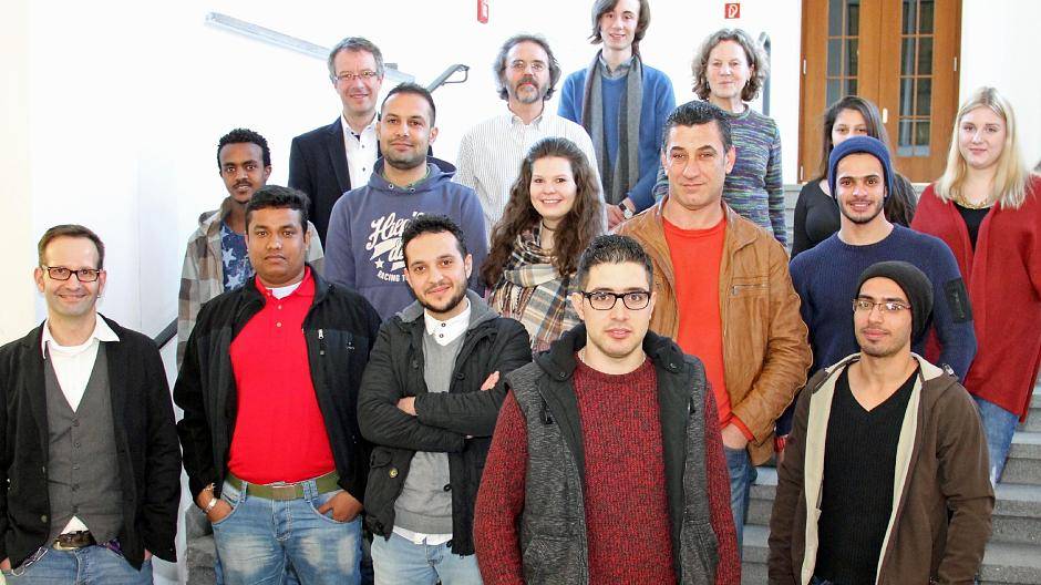  Schülerinnen und Schüler sowie Lehrerinnen und Lehrer geben Flüchtlingen aus sieben Herkunftsländern praktischen Deutschunterricht. 