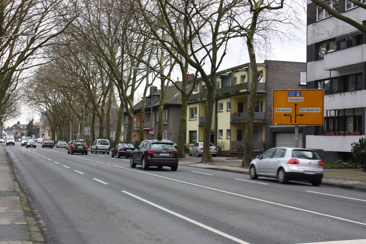  Die vierspurige Friedrich-Ebert-Straße in Richtung Moerser Straße (Stüning-Kreuzung) gesehen. Das Foto entstand um 10 Uhr morgens. Im Berufsverkehr sieht es in der Regel deutlich voller aus. Eine geplante Verengung auf zwei Fahrspuren ist fragwürdig. 