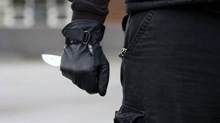 Drei gegen einen: Männer bedrohen und berauben Opfer (28) mit Klappmesser