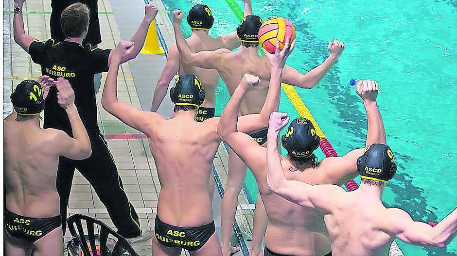 Drin das Ding: Die ASC Duisburg-Bank bejubelt den Siegtreffer von Julian Real zum 12:10.