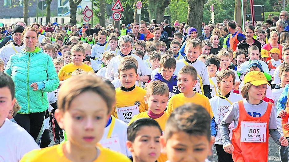 Kurz nach dem Startschuss zum ersten Schülerlauf: Auf der Start- und Zielgerade vor dem THG kam der besondere Reiz des „neuen“ Citylauf-Rundkurses besonders gut zur Geltung.