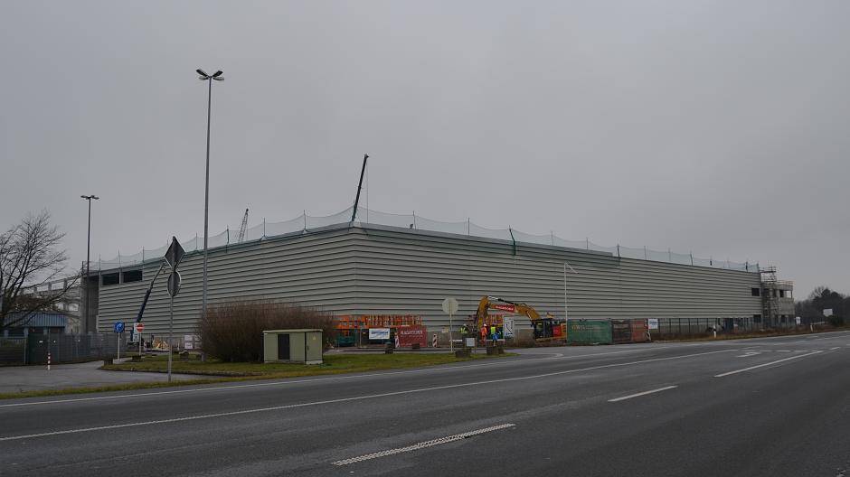  Blick von der Rheindeichstraße auf den Bau einer großen Logistikhalle. Insgesamt sollen auf dem Gelände drei derartige Hallen mit je rund 12,50 Metern Höhe entstehen. Für die Variabilität sollen die Hallen auf 5000 Quadratmetern Fläche unterteilbar sein. 