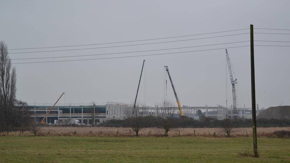  Blick von der Kohlenstraße auf die entstehenden Hallen-Körper. 