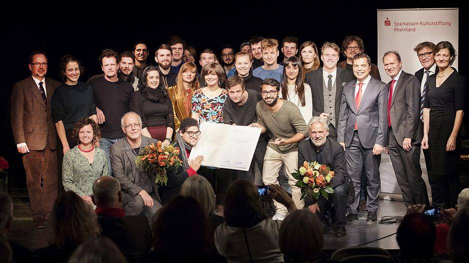  Schauspieler, Laudatoren, Gratulanten und Theatermacher auf der Schlossbühne. Sparkassenpräsident Michael Breuer (3. v.r.) überreichte dem Jungen Schlosstheater Moers den mit 5.000 Euro dotierten Jugend-Kulturpreis der Sparkassen-Kulturstiftung Rheinland. Theaterpädagoge Holger Runge (vorne, 2. v.l.) beschenkte sich, seine vielen Mitstreiter und das Publikum mit einer charmanten Revue. 