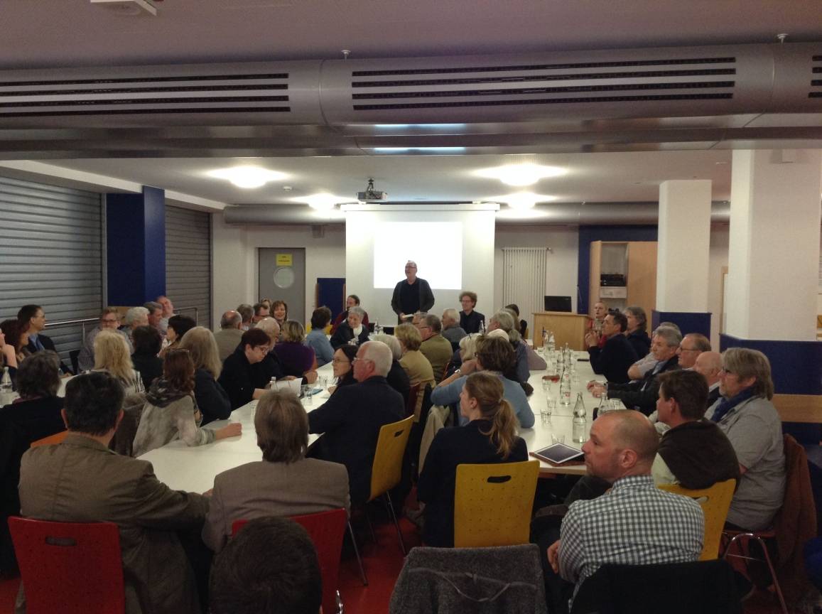  Zum ersten Kulturforum kamen mehr Interessierte als Monderator Ronny Schneider gedacht hatte. Das Treffen war in der Mensa der EBGS in Dinslaken. 