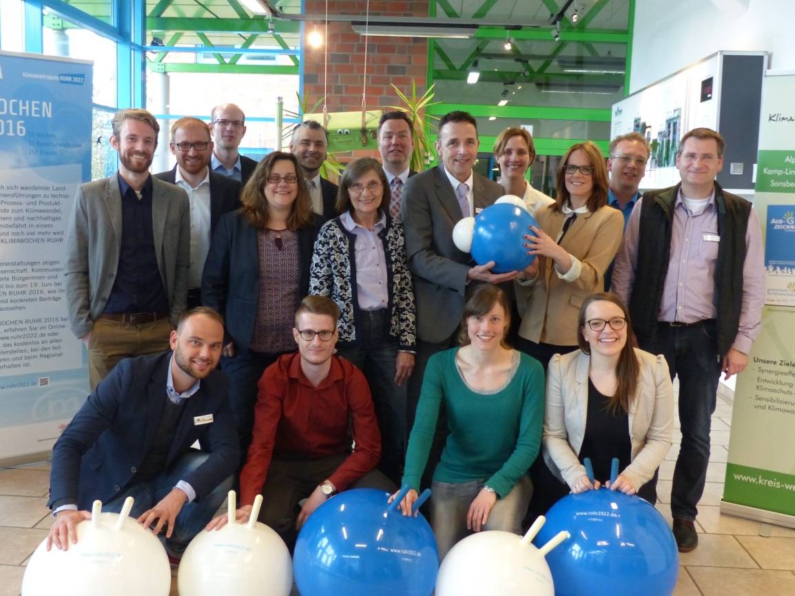  Gemeinsam für den Klimaschutz, begleitet von einem Wassermolekül: Xanten, Sonsbeck, Alpen, Kamp-Lintfort, Neukirchen-Vluyn, Moers und Rheinberg beteiligen sich mit Aktionen und Veranstaltungen an den KLIMAWOCHEN RUHR. Sie lenken den Blick auf lokale und regionale Strategien, Projekte und Lösungsvorschläge. Es geht um neue Technologien, ressourcenschonende Produktionsweisen, aber auch um Lebensstile, gesellschaftliche Werte und kulturelle Impulse. 