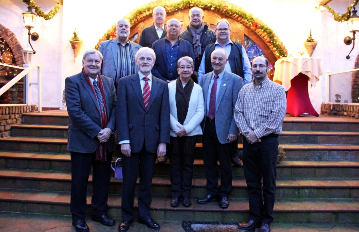  Der stellvertretende Bürgermeister Heinz-Gerd Hackstein (2.v.r.) und Vertreter des städtischen Fachdienstes Ordnung bedankten sich beim Adventskaffee für das große Engagement der Moerser Schiedsleute. 