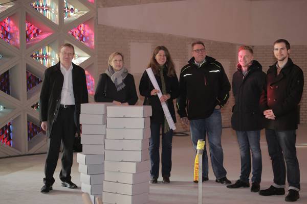  Besuch auf der Baustelle: (von links) Dr. Stefan Flesch (Direktor des Archivs der Evangelischen Kirche im Rheinland), Gudrun Gotthardt (stellvertretende Leiterin der Abteilung Finanzen/Vermögen), Bettina Kaiser (Architektin im Dezernat Bauen und Liegenschaften im Landeskirchenamt), Werner Maliska (Architektur- und Ingenieursbüro Kölsch + Maliska), Andreas Reuber (Fachplaner Ingenieurbüro Heming) und Marwin Burkhard (Bauzeichner Kölsch + Maliska). 