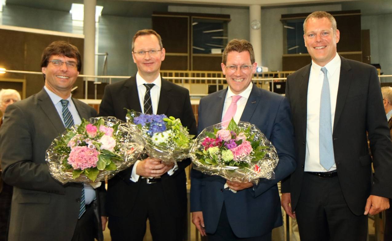 Landrat und Kreiswahlleiter Dr. Andreas Coenen (r.) gratuliert (v.l.) den beiden Direktkandidaten Dr. Marcus Optendrenk (CDU) und Dr. Stefan Berger (CDU) sowie Dietmar Brockes (FDP) zum Einzug in den NRW-Landtag.
